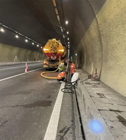 越秀隧道排水渠清淤